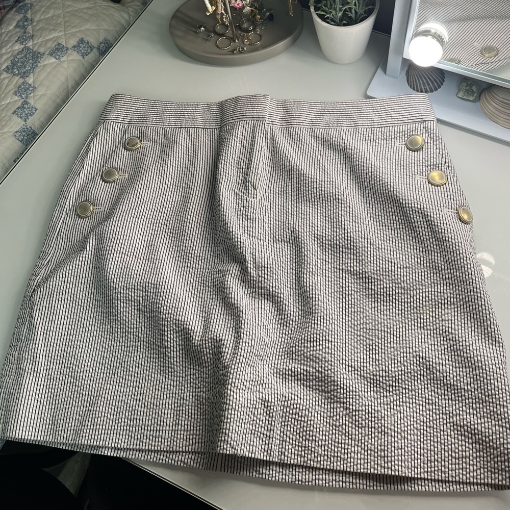 Cute, beachy skirt with gold, waist accentuating, buttons | size 4